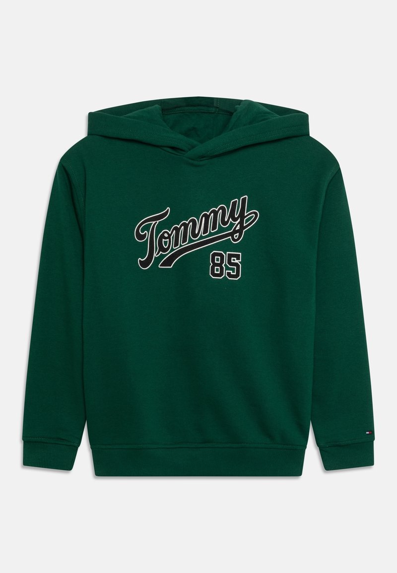 Sweat à capuche vert foncé avec l'inscription "Tommy" et le numéro "85" en blanc et noir sur la poitrine, poignets et ourlet côtelés.