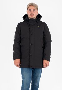 Zwarte waterdichte parka met een capuchon, voorknopen en zijzakken. Beschikt over een gestructureerde stof en een contrasterend logo op de kraag.
