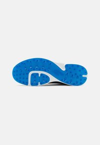 Schuhsohle mit einer blauen Gummischicht und kreisförmigen Traktionsmustern, umrandet von einem weißen Rand; geschwungene Form für ergonomische Unterstützung.