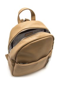 Mochila de cuero color canela con dos compartimentos con cremallera, forro interior a rayas y un bolsillo delantero con un adorno decorativo de metal.