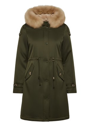 Parka verde oliva con cappuccio in pelliccia sintetica, vita regolabile con coulisse, due tasche frontali e dettagli in bottoni sulle maniche. Tessuto liscio e resistente all'acqua.