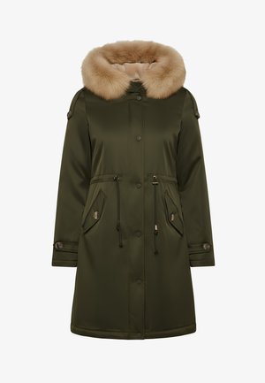 Parka verde oliva con cappuccio in pelliccia sintetica, vita regolabile con coulisse, due tasche frontali e dettagli in bottoni sulle maniche. Tessuto liscio e resistente all'acqua.