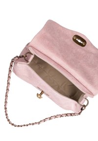 Borsa a tracolla in finta pelle rosa con una tracolla a catena, chiusura a pattina e finiture in tonalità oro. L'interno è foderato in beige e non presenta scomparti.