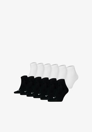 Sieben Paar schwarze Knöchelsocken und sieben Paar weiße Knöchelsocken, in zwei Reihen auf weißem Hintergrund angeordnet.