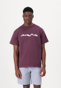 Rip Curl - RAW ENERGY DOLPHIN TEE UNISEX - Print T-shirt - deep plum Thumbnail Image 1