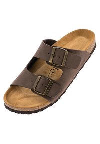 Sandal in suede marrone con due cinturini regolabili, fibbie in ottone e una soletta in sughero con una finitura naturale e texturizzata.