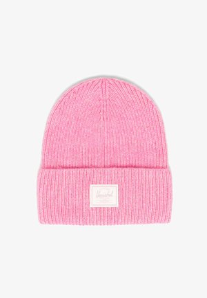 Gorro de punto rosa con un puño doblado, que presenta un parche blanco con la marca. Textura suave y diseño acanalado.