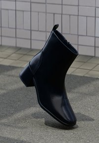 Sélectionné, black pratia