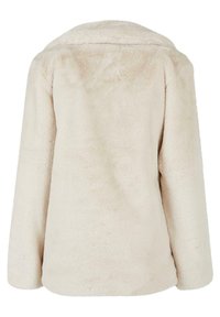 Beige nepbontjas met een zachte textuur, brede kraag en lange mouwen. De achterkant is naadloos zonder zichtbare hardware of accenten.