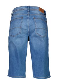 Niebieskie szorty dżinsowe o prostym kroju, z dwiema tylnymi kieszeniami i skórzaną naszywką na pasku. Wzmocnione detale szwów.