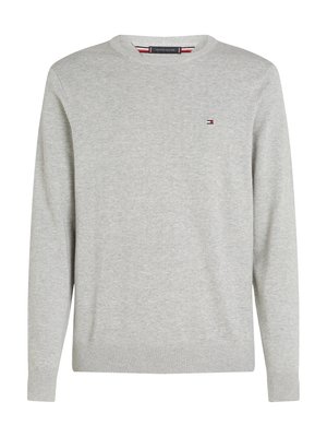 Svetlo sivi pleteni pulover z okroglim izrezom, rebrastimi manšetami in robom; vsebuje majhen logotip na levi prsni strani. Mehak texture.