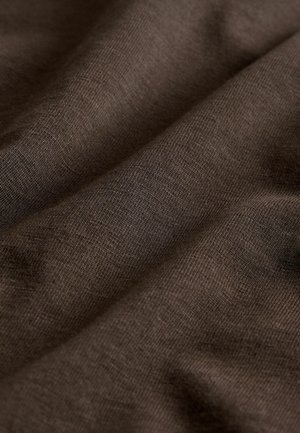 Brunt stof med en fin tekstur, der viser bløde folder og en glat overflade. Materialet synes let og åndbart.