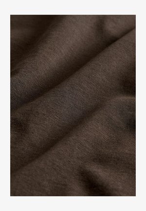 Hnedá tkanina s jemnou textúrou, vykazujúca mäkké záhyby a hladký povrch. Materiál pôsobí ľahko a priedušne.