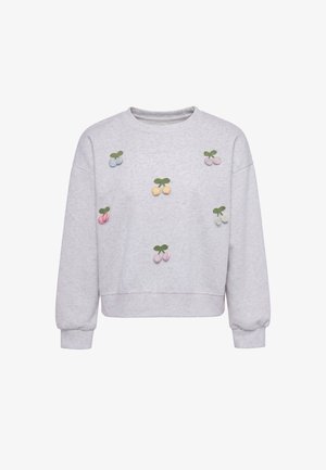 Lysgrå sweatshirt med pastelfarvede broderede kirsebær i pink, blå, gul og lilla spredt ud over forsiden. Ingen synlige personer.