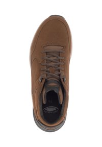 Bruine suède sneaker met een gestructureerde afwerking, ronde neus, gevoerde tong en platte veters. Bevat grijze accenten en een zwarte rubberen zool.