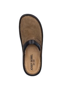Chaussure à enfiler en suède marron avec une sangle en cuir noir, bout arrondi et semelle intérieure texturée. Présente des coutures contrastées et une semelle durable.