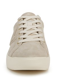 Helle beigefarbene Wildledersneaker mit runder Spitze, flacher weißer Gummisohle, flachen Schnürsenkeln und goldfarbenen Ösen. Dezenter Schimmer auf dem Vorderteil.