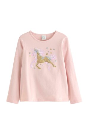 Lyserød langærmet skjorte med en gylden og lyserød paliet-unicorn samt små stjerne-lignende former foran.