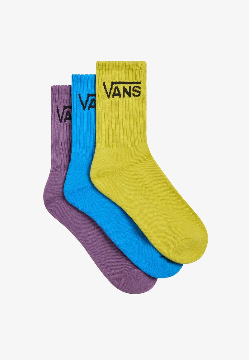 Tre paia di calzini da crew in viola, blu e giallo. Ognuno presenta un design a coste e il logo Vans in nero nella parte superiore.