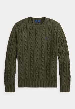 Pull col rond en maille torsadée vert foncé, manches longues et petit logo brodé sur la poitrine gauche.