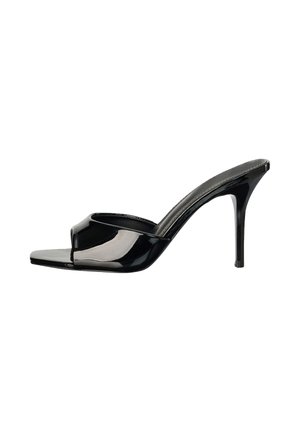 Zwarte lakleren open-toe mule met een vierkante voorkant en een slanke hoge naaldhak op een witte achtergrond.