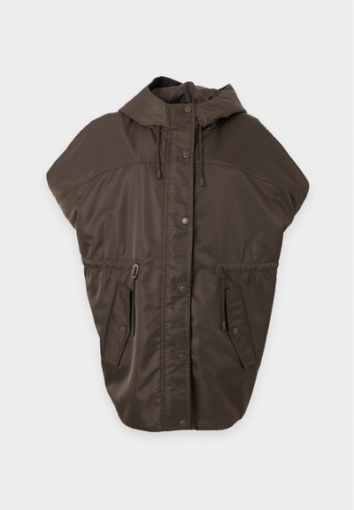 Veste sans manches à capuche marron foncé avec boutons-pression à l'avant, taille ajustable et deux poches à rabat sur un fond uni.