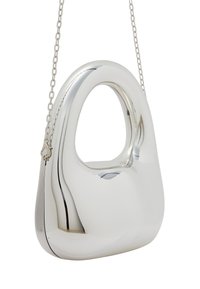 Borsa a mano metallica argento con una forma curvilinea e moderna, caratterizzata da un design slanciato e una tracolla a catena per il trasporto.