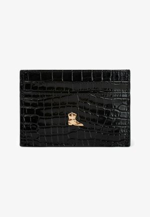 Schwarzer Kartenhalter mit Krokodilprägung und glänzendem Finish, versehen mit einem goldfarbenen Stiefelakzent auf der Vorderseite und mehreren Kartenfächern.