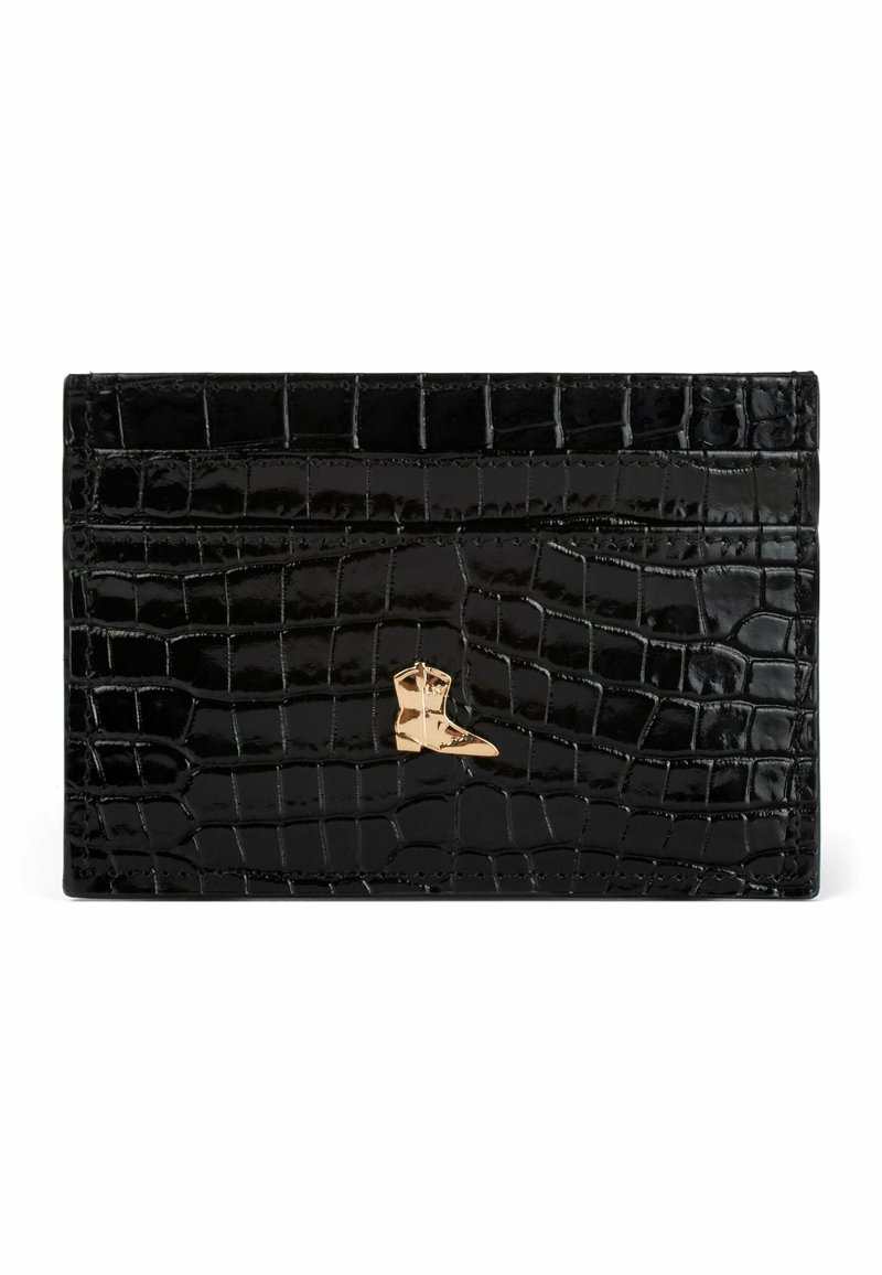 Zwarte pasjeshouder met krokodillenprint en glanzende afwerking, voorzien van een gouden laarsaccent aan de voorkant en meerdere kaartsleuven.