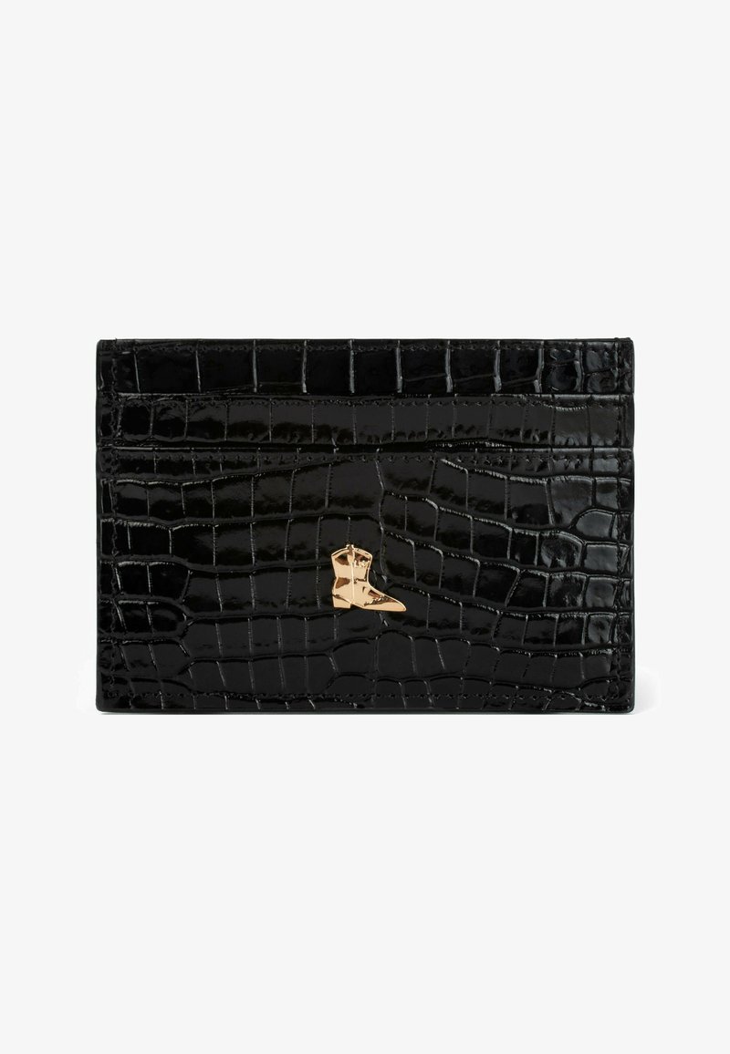 Zwarte pasjeshouder met krokodillenprint en glanzende afwerking, voorzien van een gouden laarsaccent aan de voorkant en meerdere kaartsleuven.