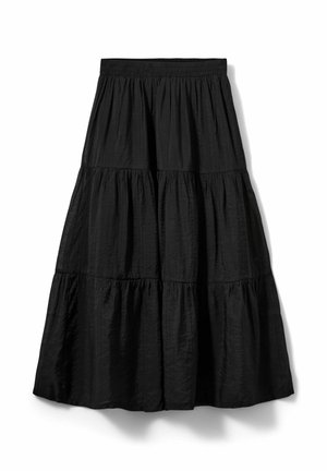 Schwarzer Stufen-Midirock mit elastischem Bund und gerafften Stoffpaneelen, die auf weißem Hintergrund eine fließende Silhouette erzeugen.