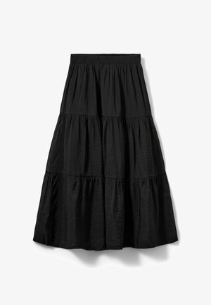 Mustast kihilisest midi seelikust, millel on elastne vöökoht ja kokkupandud kangast paneelid, mis loovad voolava silueti valgel taustal.