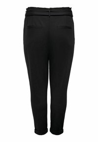 Černé tapered kalhoty s manžetami, páskem v pase a dvěma zadními kapsami, vystavené na bílém pozadí.