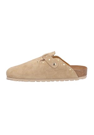 Zueco beige de ante sin cordones con correa ajustable, tachuelas doradas, plantilla de corcho y suela de goma diseñado para uso casual.