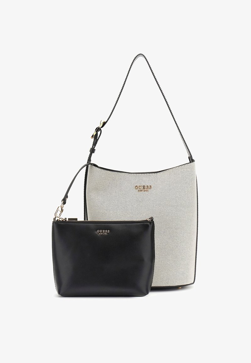 Borsa a spalla beige dalla texture con una pochette in pelle nera. Presenta dettagli in oro con logo e una tracolla sottile e regolabile. La pochette è dotata di chiusura con zip.