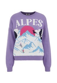 Fialový pletený sveter s grafikou zasnežených hôr, ružovým slnkom a lyžiarmi, s textom "ALPES" v bielej farbe naprieč hrudníkom.