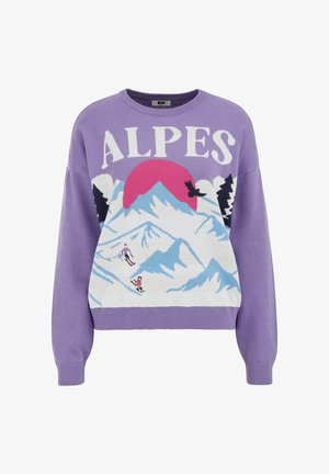 Fioletowy sweter z dzianiny ze grafiką ośnieżonych gór, różowym słońcem i narciarzami, z napisem "ALPES" w białym kolorze na klatce piersiowej.
