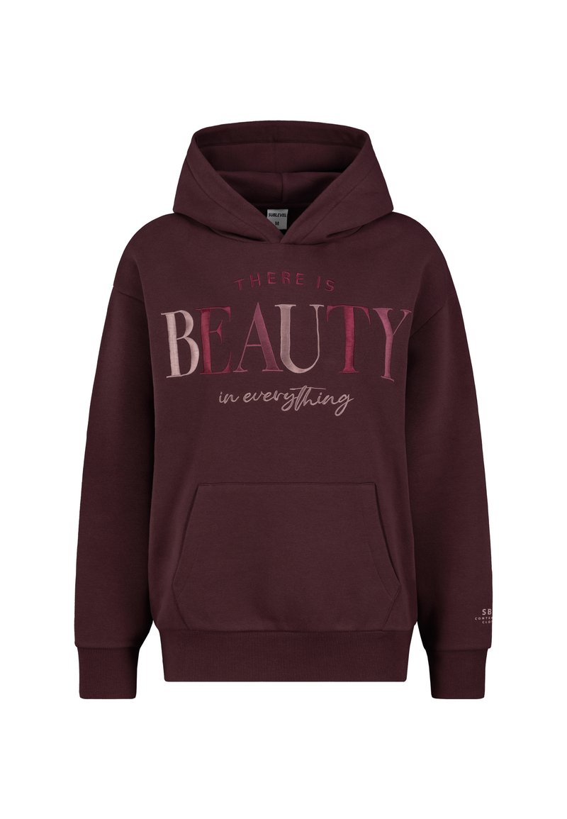 Bordeaux hoodie met een voorzak, voorzien van vetgedrukte tekst "Er is SCHOONHEID in alles" in verschillende kleuren en lettertypen. Zachte stof, verstelbare capuchon.