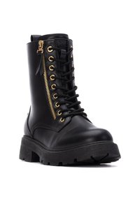 Botas de tobillo de cuero negro con cremallera dorada y cordones, que cuentan con una suela gruesa y un acabado texturizado, diseñadas para la durabilidad y el estilo.