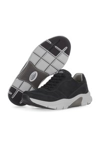 Zapatillas deportivas negras fabricadas con material texturizado, que cuentan con una suela acolchada, diseño con cordones y acentos en gris en la suela y los laterales.