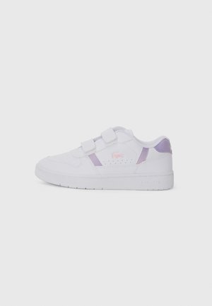 Baskets blanches avec des bandes en velcro, rehaussées de panneaux latéraux lilas et d'un logo rose ; conçues avec une semelle en caoutchouc texturée.