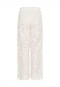 Witte, lichtgewicht, luchtige broek met een elastische tailleband. Beschikt over ingewikkelde bloemenborduursels en uitgesneden patronen door de hele stof.