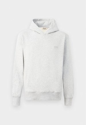 Lichtgrijze hoodie van zacht materiaal, met een klassiek ontwerp, voorzak en geribde manchetten. Klein logo op de borst.