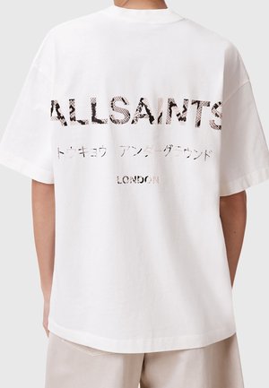 Weißes Baumwoll-T-Shirt mit großem, strukturiertem "ALLSAINTS"-Aufdruck in Schwarz. Enthält zusätzlichen Text auf Japanisch und "LONDON" in kleiner Schrift.