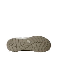 Beige sneaker såle med teksturert mønster, med vinklede lugs for grep. Logo preget på hælområdet. Robust syntetisk materiale.
