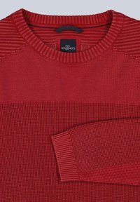 Roter Strickpullover mit strukturiertem Körper und gerippten Akzenten am Ausschnitt und an den Bündchen sowie einem Logotag innen am Kragen.