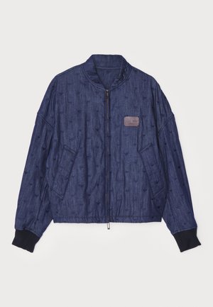 Denim bomberjakke i mørkeblå med tekstureret syning, ribbede manchetter, frontlynlås og sidelommer. Har et lille logo-patch.