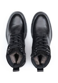 Sorte læder mid-top støvler med snørebånd, teksturerede suede detaljer, en gummisål og en blød foring. Udstyret med en trækflap for nem påtagning.