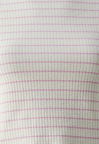 Tessuto intrecciato testurizzato con una base bianca e righe orizzontali rosa chiaro. Il materiale appare morbido con un sottile motivo a griglia.