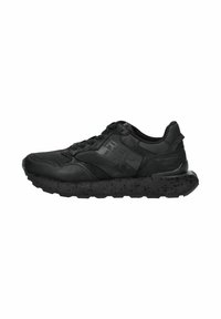 Sneaker atletica nera con suola testurizzata, pannelli in mesh e pelle, lacci e un discreto marchio "REPLAY" sul lato.